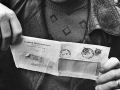 Un operaio mostra la lettera di licenziamento della Leyland Innocenti durante una manifestazione davanti alla sede della Rai, Milano, 2 febbraio 1976