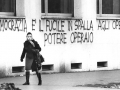 Scritte murali davanti all'Alfa Romeo, Milano, 1972