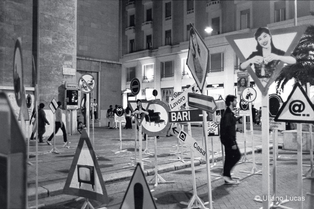 Istallazione d'arte in via Sparano, Bari, ottobre 2009