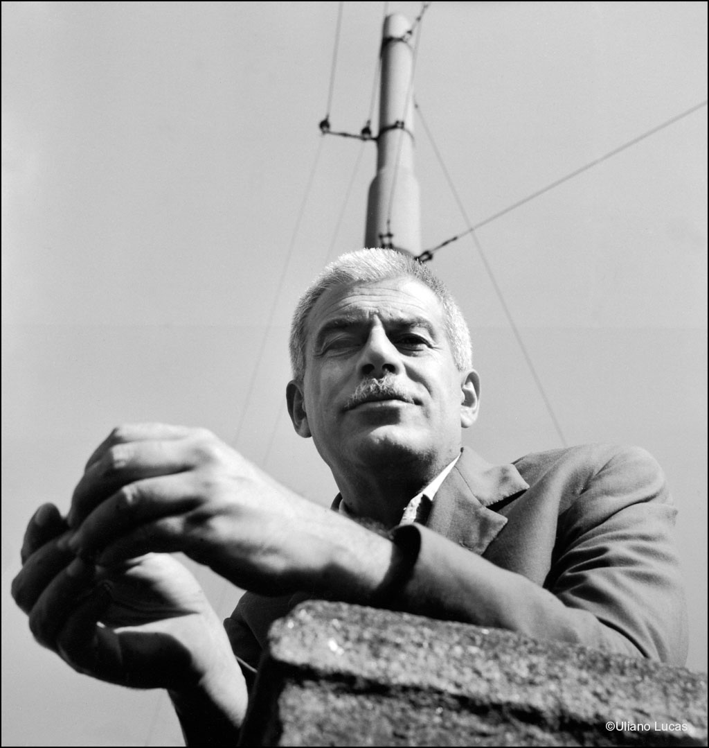 Lo scrittore Elio Vittorini alla Darsena di Milano, 1959 c.