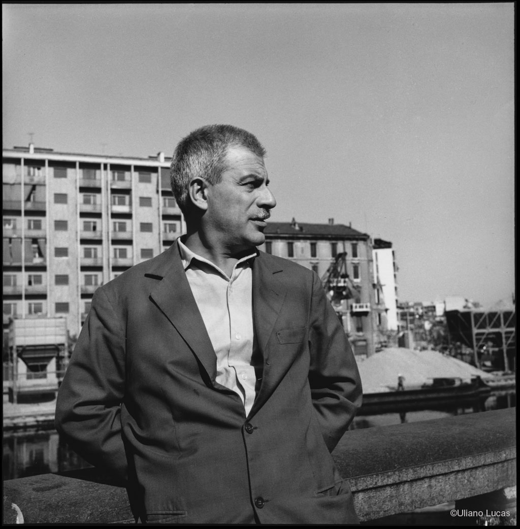Lo scrittore Elio Vittorini alla Darsena di Milano, 1959 c.