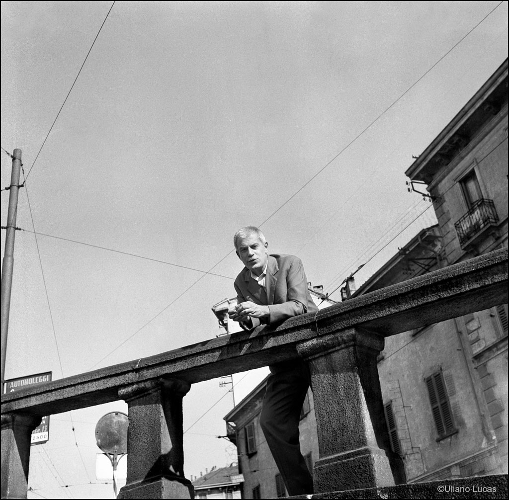 Lo scrittore Elio Vittorini alla Darsena di Milano, 1959 c.