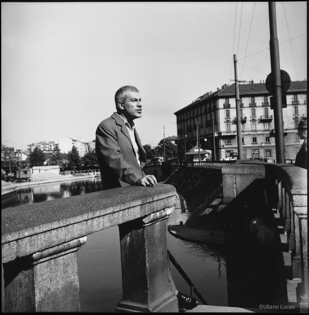 Lo scrittore Elio Vittorini alla Darsena di Milano, 1959 c.