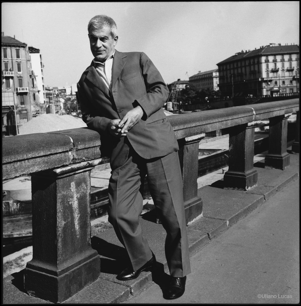 Lo scrittore Elio Vittorini alla Darsena di Milano, 1959 c.