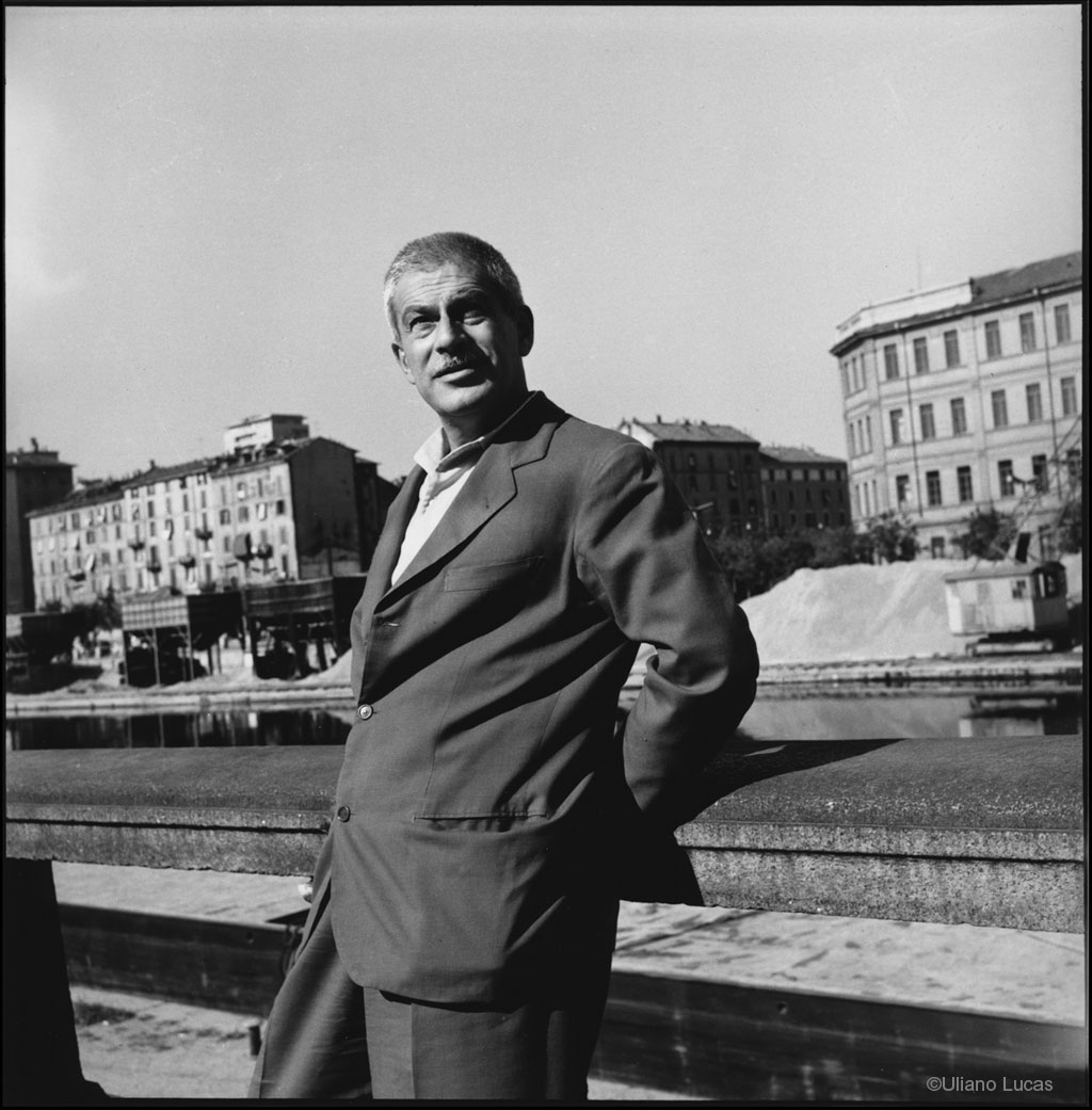 Lo scrittore Elio Vittorini alla Darsena di Milano, 1959 c.