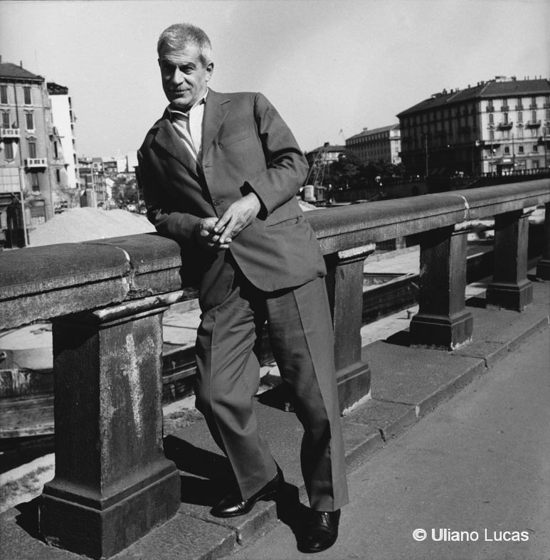 Lo scrittore Elio Vittorini alla Darsena di Milano, 1959 c.