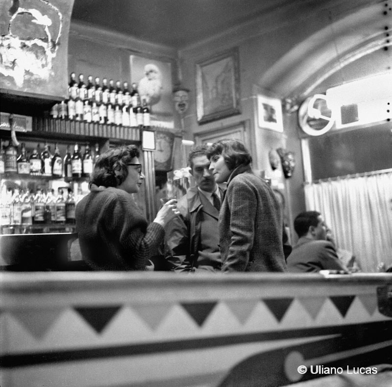 Le artiste Vera De Veroli e Juti Cussigh nel locale "Da Pino alla Parete" di via Borromei, Milano, 1959 c.