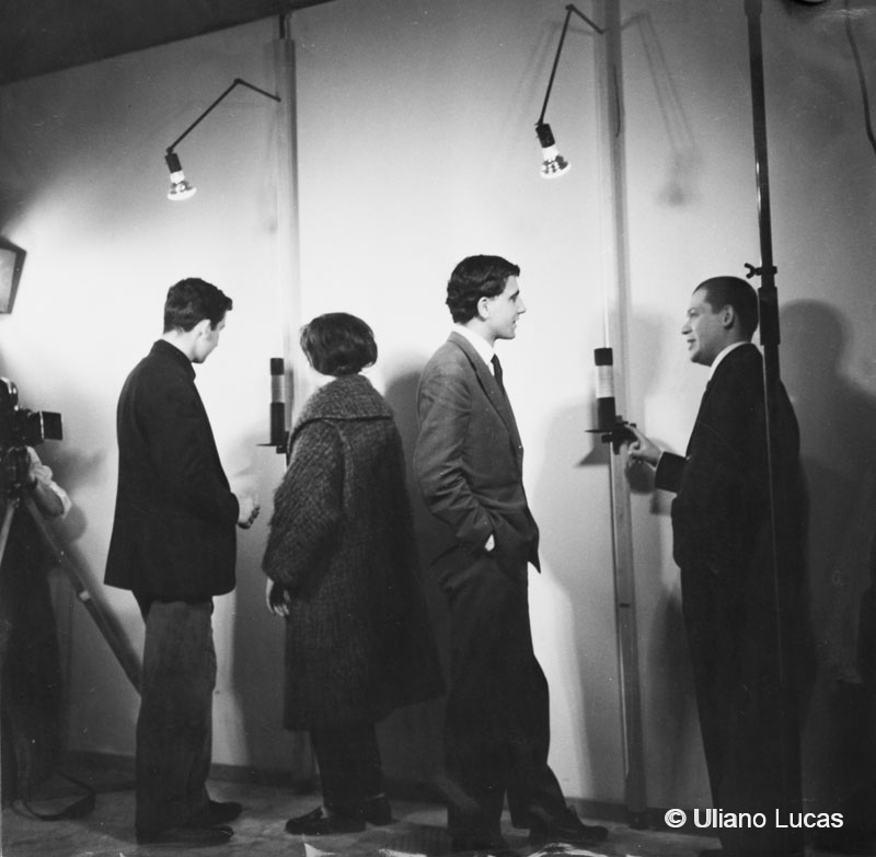 Uliano Lucas e Piero Manzoni all'inaugurazione della mostra Le Linee alla galleria Azimut durante le riprese di un servizio per il cinegiornale Sedi, dicembre 1959. (Autoscatto)