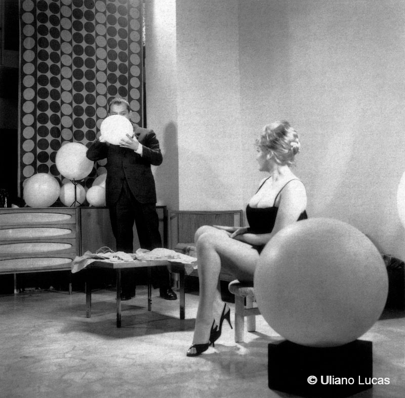 Performance di Piero Manzoni coi Corpi d'aria per il cinegiornale Sedi al piano superiore della galleria Azimut di via Clerici, Milano, gennaio 1960