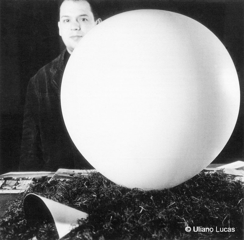 Piero Manzoni con il Placentarium alla galleria Azimut, Milano, giugno-agosto 1960