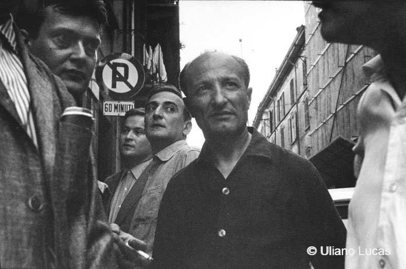 Il pittore Annibale Biglione insieme al pittore Giancarlo Vitali e Aliprandi davanti al bar Giamaica, Milano, 1962 c.