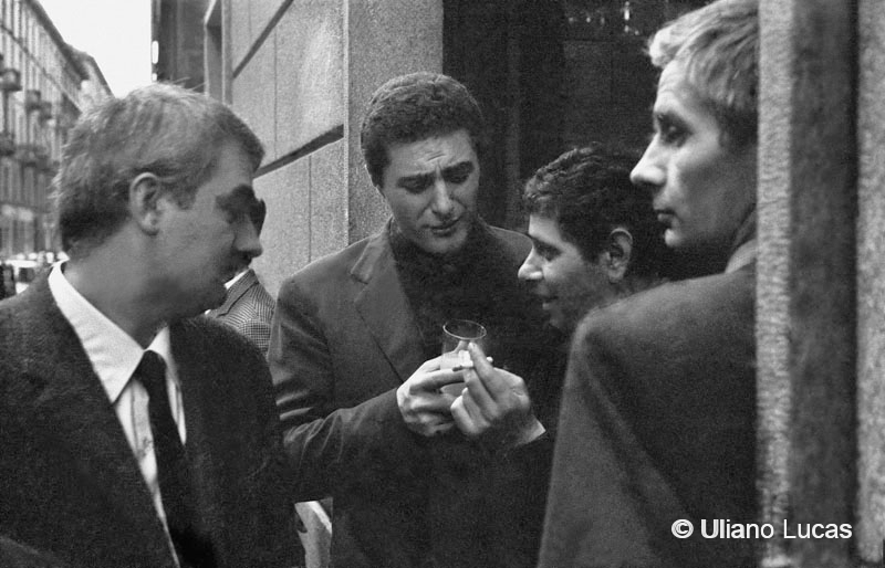 L'illustratore Millo Chiusa e i pittori Agostino Ferrari, Arturo Vermi e Enrico Castellani sull'uscio del bar Giamaica, Milano, 1962 c.