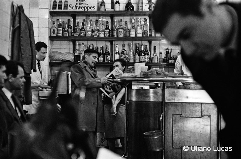 Il pittore Vittorio Viviani al bar Giamaica insieme a Marisa Mainini, Milano, 1962 c.