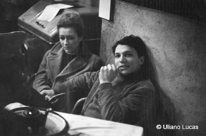 Il fotografo Carlo Orsi al bar Giamaica, Milano, 1965