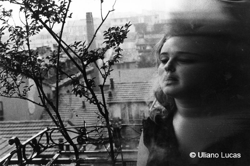 L'architetto Nanda Vigo sul terrazzo di casa, Milano, 1963