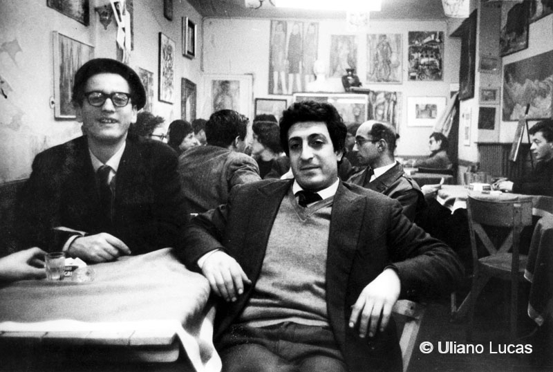 Il pittore Giorgio Chiarini Boddi al bar Gabriele di via Mercato, Milano, 1963 c.