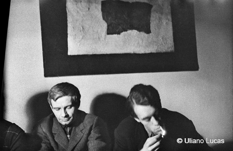Il pittore Enrico Castellani, Milano 1963 c.
