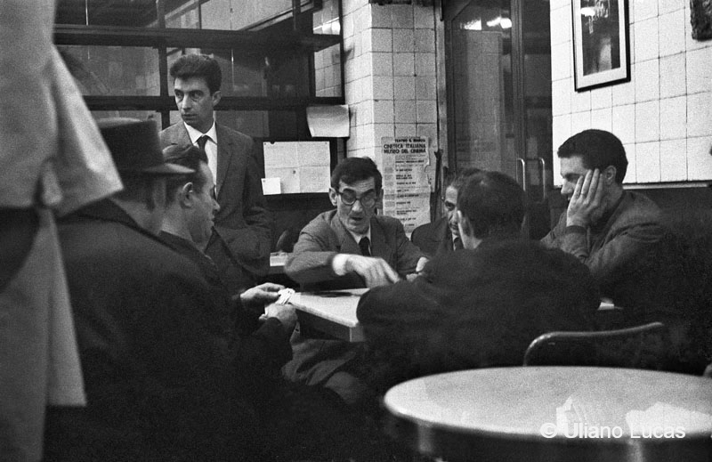 Il pittore Agostino Ferrari (di profilo) al bar Giamaica, Milano, 1963 c.