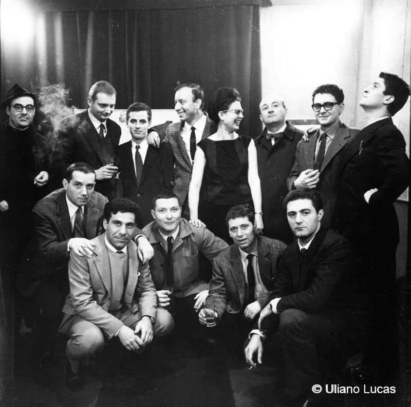 Angelo Verga, Arturo Vermi, Agostino Ferrari (in prima fila), la gallerista Rina Maioli, il critico d'arte Alberto Lucia,  Ugo La Pietra, Ettore Sordini (a sinistra della Maioli in piedi) e altri artisti alla galleria "Il Cenobio", Milano, 1963
