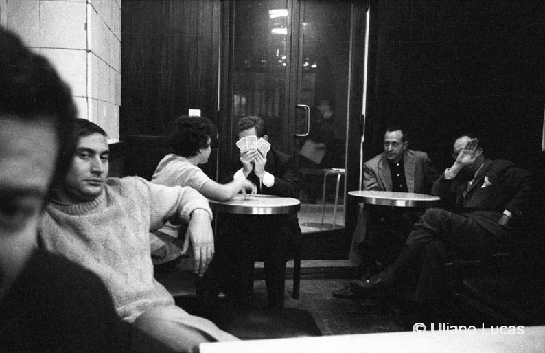 Il pittore Claudio Papola al bar Giamaica, Milano, 1963 c.