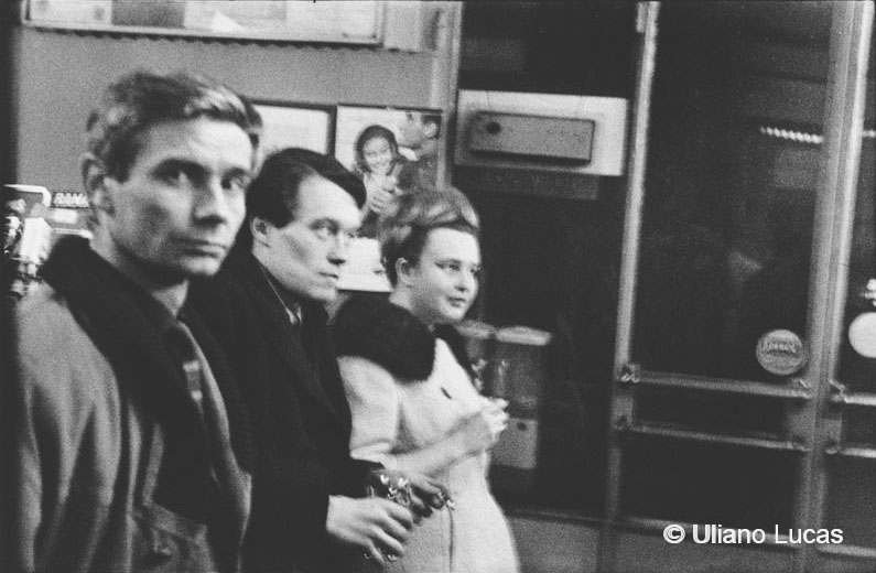 L'artista Enrico Castellani e l'architetto Nanda Vigo al Genis Bar, Milano, 1963 c.