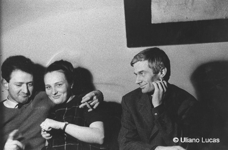 Il pittore Enrico Castellani con Paolo e Carlotta Lomazzi, Milano, 1965 c.