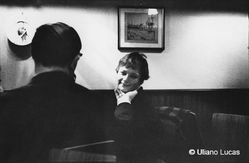 La pittrice sudafricana Frances De Gaspari nel locale "Il gatto nero", Milano, 1963 c.
