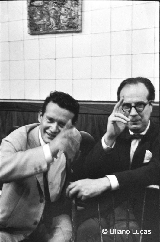 Il poeta Beniamino Dal Fabbro e il pittore Egidio Bonfante al bar Giamaica, Milano, 1965