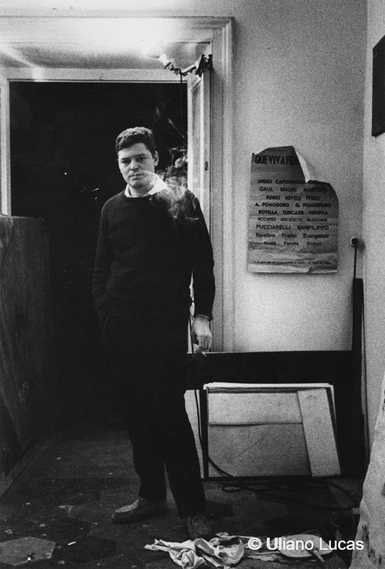Il pittore Franco Angeli nel suo studio, Roma, 1963