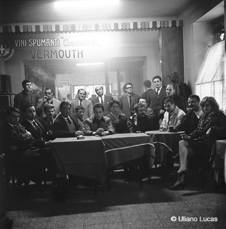 Gruppo di artisti al Genis Bar di via Brera, Milano, 1964 Da sinistra, in piedi: Giorgio De Gaspari, Aldo Calvi, Tom Bombino, Marco Carnà, Ugo La Pietra, Agostino Ferrari, Domenico Cara; seduti: Luciano Fabro, Luigi Piciotti, Daniel Fuss, Costantino Guenzi, Arturo Vermi, Aurelio Caminati, Timinori Toyofuku, Pincas Eshet, Angelo Verga, Claudio Papola, Dartel, Francis De Gaspari e Nanda Vigo.