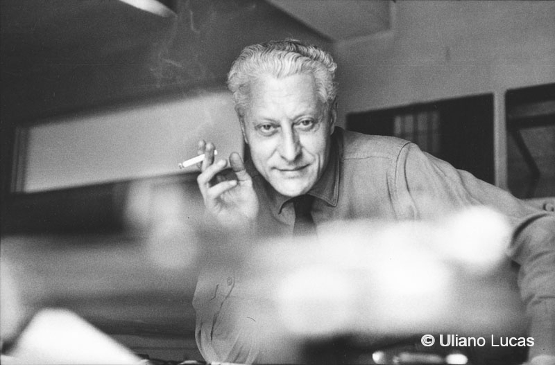 Il grafico Remo Muratori nel suo studio di via Pontaccio, Milano, dicembre 1964
