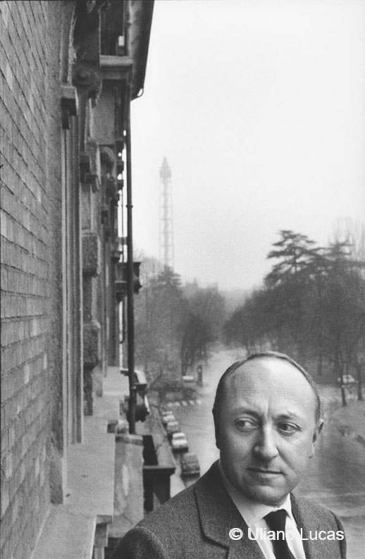 Il grafico Pino Tovaglia sul terrazzo del suo studio in piazza Castello, Milano, dicembre 1964