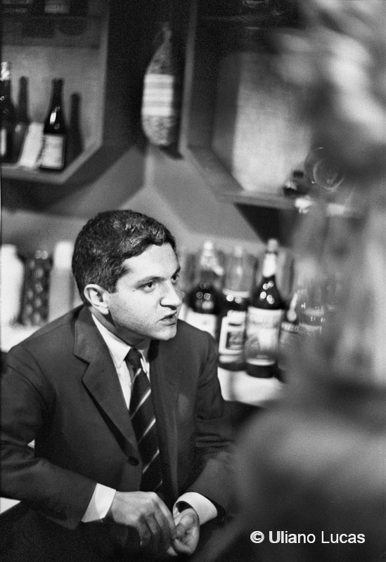 Il cantautore Bruno Lauzi al Cab64, in via De Amicis, Milano, 1964 c.