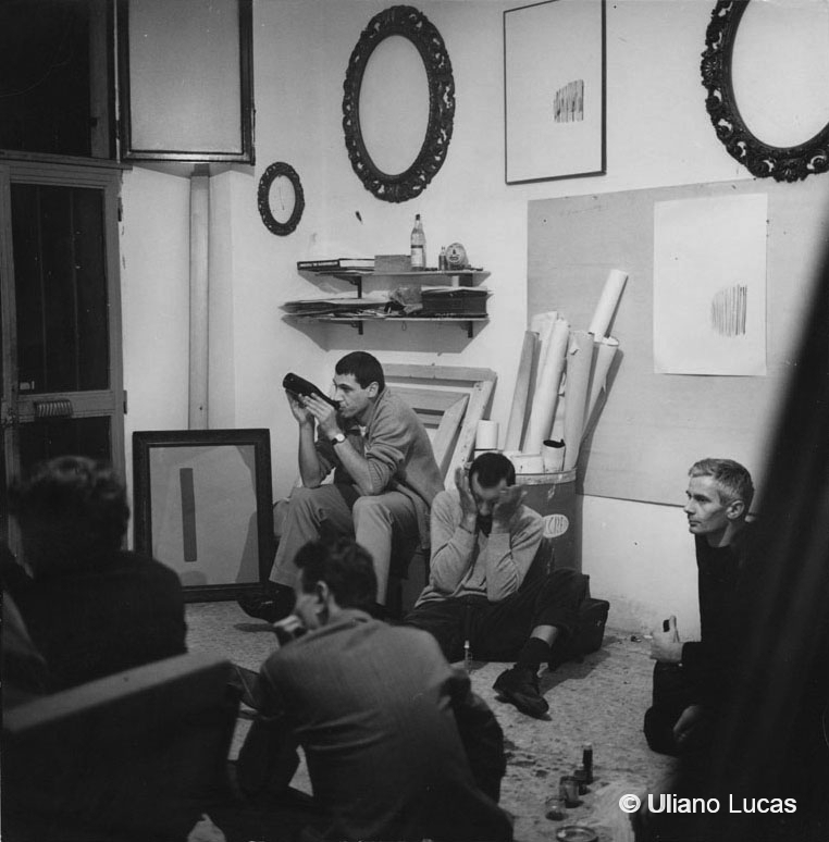 Enrico Castellani (di lato a destra), Nunzio Salvago e Turi Simeti nello studio del pittore Arturo Vermi nel quartiere delle botteghe, Sesto San Giovanni (Milano), 1965 c.