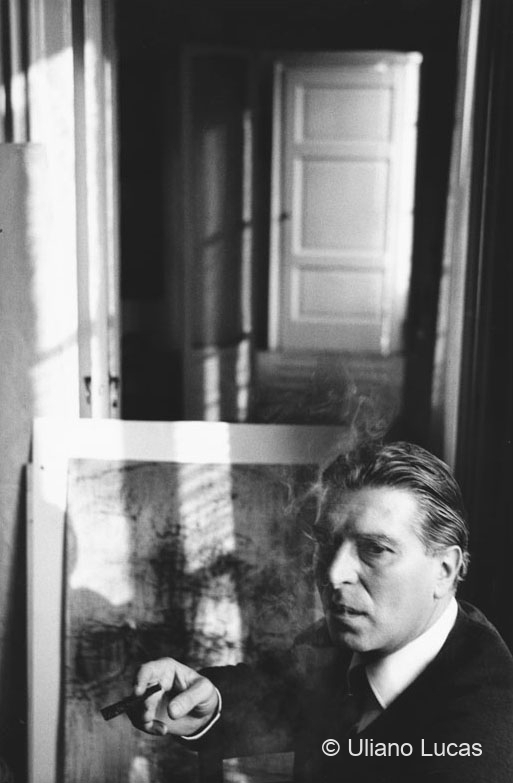 Il pittore Mario Bionda nel suo studio, Milano, 1965
