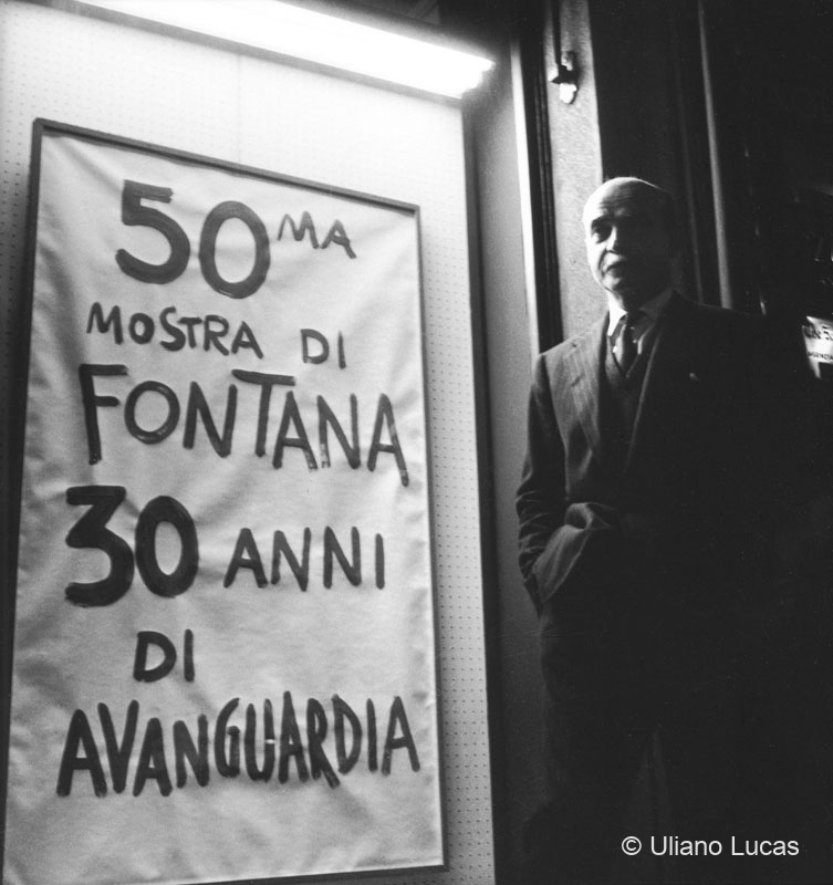Lucio Fontana ad una sua mostra alla galleria Cardazzo, Milano, 1965
