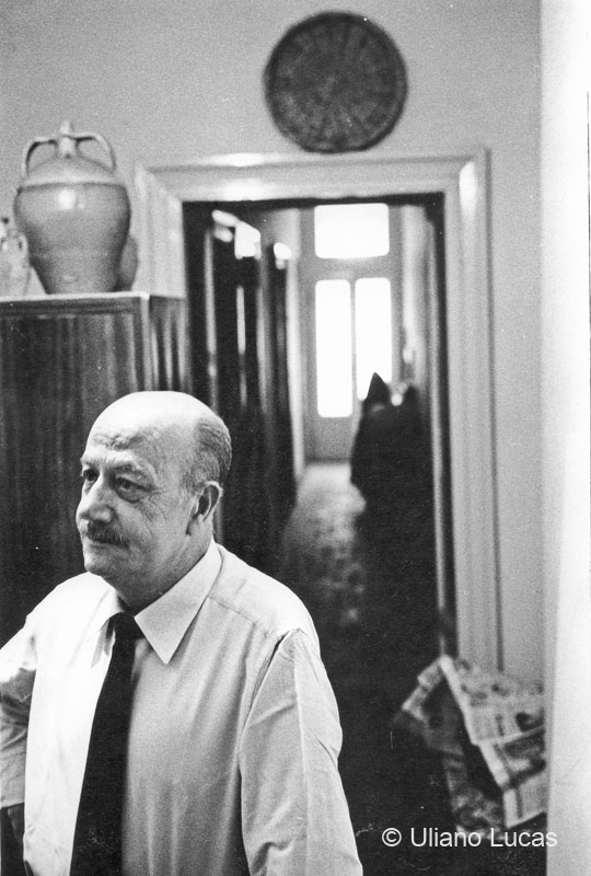 Il pittore Edoardo Giordano nel suo studio di via Ozanam, Milano, 1965