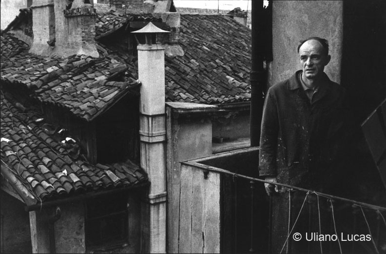 Il pittore Saverio Gadaldi nel suo studio in via Fiori Chiari, Milano, 24 gennaio 1965