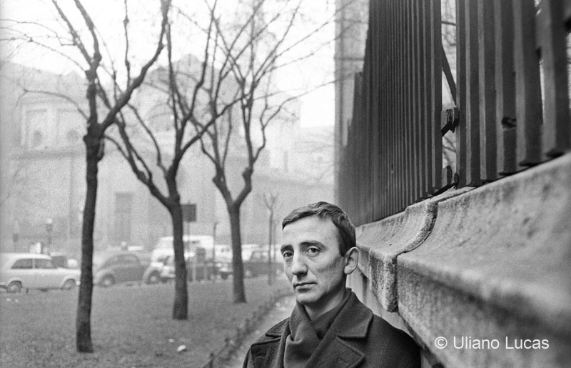 Il pittore Agostino Bonalumi ai giardini di via San Marco, Milano, 1966