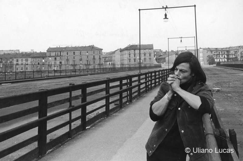 Il cantante rock francesce Jean Tchec¨° al quartiere Isola di Milano, 1966