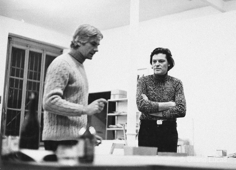 I pittori Enrico Castellani e Franco Angeli nello studio di Castellani in via Castelfidardo, Milano, marzo 1969