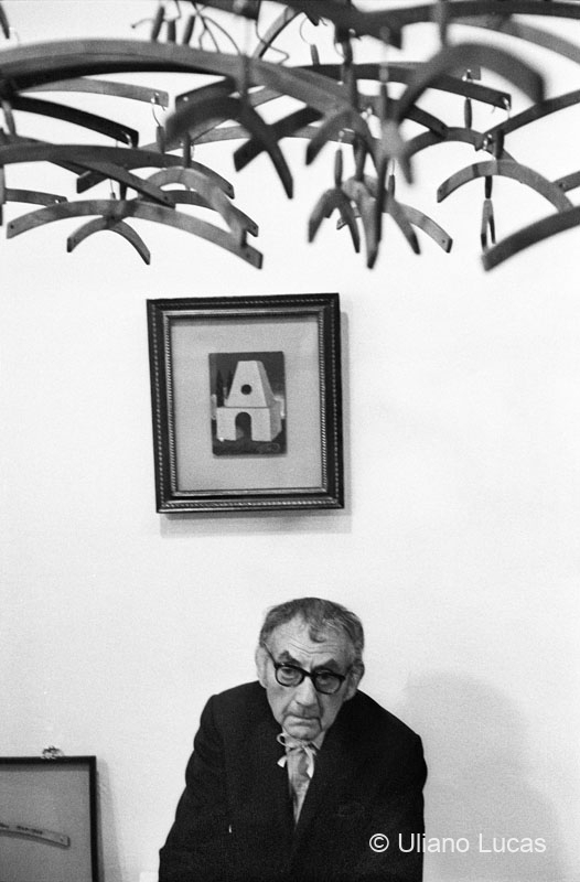 L'artista Man Ray alla galleria Marconi, Milano, aprile 1969