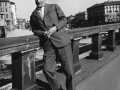 Lo scrittore Elio Vittorini alla Darsena di Milano, 1959 c.