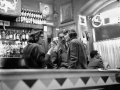 Le artiste Vera De Veroli e Juti Cussigh nel locale "Da Pino alla Parete" di via Borromei, Milano, 1959 c.