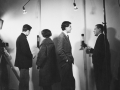 Uliano Lucas e Piero Manzoni all'inaugurazione della mostra Le Linee alla galleria Azimut durante le riprese di un servizio per il cinegiornale Sedi, dicembre 1959. (Autoscatto)