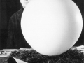 Piero Manzoni con il Placentarium alla galleria Azimut, Milano, giugno-agosto 1960