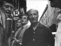Il pittore Annibale Biglione insieme al pittore Giancarlo Vitali e Aliprandi davanti al bar Giamaica, Milano, 1962 c.