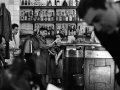 Il pittore Vittorio Viviani al bar Giamaica insieme a Marisa Mainini, Milano, 1962 c.