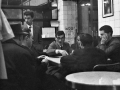 Il pittore Agostino Ferrari (di profilo) al bar Giamaica, Milano, 1963 c.