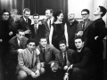 Angelo Verga, Arturo Vermi, Agostino Ferrari (in prima fila), la gallerista Rina Maioli, il critico d'arte Alberto Lucia,  Ugo La Pietra, Ettore Sordini (a sinistra della Maioli in piedi) e altri artisti alla galleria "Il Cenobio", Milano, 1963